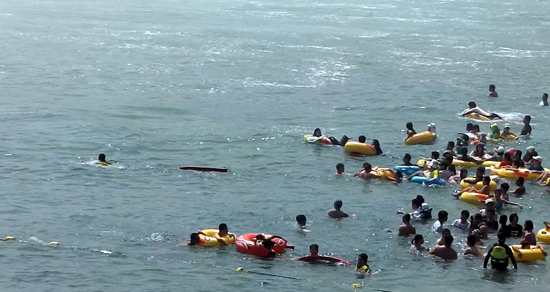 서귀포해양경찰서(서장 채광철)는 지난 6일 서귀포시 중문색달 해변 동쪽 수영한계선 내측 해안 50 ~ 80m 해상에서 튜브를 타고 물놀이를 즐기던 중 이안류(조류)에 밀려 외측으로 떠밀려 내려가 스스로 빠져나오지 못하는 물놀이객 37명을 구조했다고 밝혔다.

이들의 건강상태는 양호하며 환자 의사에 따라 귀가조치 한 것으로 전해졌다.

이안류는 해안으로 밀려들어오는 파도와 달리, 해류가 해안에서 바다 쪽으로 급속히 빠져나가는 현상으로 수영을 잘하는 사람도 빠져나오기 힘들다.

해경 관계자는 “해수욕장에서 물놀이를 할 때 이안류에 휩쓸렸을 경우, 흐름에 대항하는 것은 위험하며 흐름이 끝나는 시점에서 해안으로 헤엄쳐 나오거나 좌우 45도 방향으로 헤엄쳐 빠져나와야 한다”며 “무엇보다 주위에 인명구조요원에게 구조요청을 하고 침착하게 행동하는 것이 사고를 막을 수 있는 방법”이라고 설명했다.

이어 이 관계자는 “물놀이 안전사고가 발생하면 즉시 해상긴급번호‘122’ 혹은 해양경찰을 찾아 달라”며 여름철 물놀이객들의 주의를 당부했다.