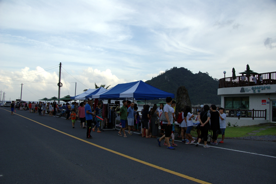 지난 30일 오후 보목부녀회와 청년회의 후원 속에 서귀포 섶섬 ‘구두미포구 프리마켓’이 진행됐다.

3회째를 맞은 이번 프리마켓은 보목지역 아동들의 생동감 넘치는 난타공연과 아이들을 위한 도자기 도예체험, 초보 제주사진전 등이 함께 이벤트로 열렸다.

이날 프리마켓은 많은 판매자들이 함께 나와서 각자가 준비한 판매 상품을 흥겹게 웃으면서 착한 가격에 판매했으며 특히 한 판매자는 자신의 집 앞에서 키운 텃밭 야채로 반찬을 만들어 내다 파는 ‘텃밭장터’를 열어 눈길을 끌기도 했다.

이번 프리마켓의 수익금은 행정기관의 지원 없이 홀로 사비와 후원금으로만 제주의 유기동물 약 100여 마리 이상을 열악한 환경에서 돌봐주고 있는 <행복한 제주 유기동물 쉼터>(행.동.터)에 전달될 예정이다.

앞서 프리마켓 2회째에는 소방관의 순직으로 슬픔에 잠기었던 서귀포 동홍 119 소방센터 직원 및 서귀포 지역 소방센터 대원들이 대기 중 간식으로 컵라면 400개가 전달되었다.

한편, 프리마켓 4회째부터는 부녀회 풍물패공연 및 세계 무형문화재 유네스코 등재 노력의 일환으로 보목지역 해녀들도 함께 참여하는 흥겨운 마당이 계획되어 있다.