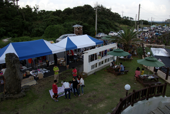 지난 30일 오후 보목부녀회와 청년회의 후원 속에 서귀포 섶섬 ‘구두미포구 프리마켓’이 진행됐다.

3회째를 맞은 이번 프리마켓은 보목지역 아동들의 생동감 넘치는 난타공연과 아이들을 위한 도자기 도예체험, 초보 제주사진전 등이 함께 이벤트로 열렸다.

이날 프리마켓은 많은 판매자들이 함께 나와서 각자가 준비한 판매 상품을 흥겹게 웃으면서 착한 가격에 판매했으며 특히 한 판매자는 자신의 집 앞에서 키운 텃밭 야채로 반찬을 만들어 내다 파는 ‘텃밭장터’를 열어 눈길을 끌기도 했다.

이번 프리마켓의 수익금은 행정기관의 지원 없이 홀로 사비와 후원금으로만 제주의 유기동물 약 100여 마리 이상을 열악한 환경에서 돌봐주고 있는 <행복한 제주 유기동물 쉼터>(행.동.터)에 전달될 예정이다.

앞서 프리마켓 2회째에는 소방관의 순직으로 슬픔에 잠기었던 서귀포 동홍 119 소방센터 직원 및 서귀포 지역 소방센터 대원들이 대기 중 간식으로 컵라면 400개가 전달되었다.

한편, 프리마켓 4회째부터는 부녀회 풍물패공연 및 세계 무형문화재 유네스코 등재 노력의 일환으로 보목지역 해녀들도 함께 참여하는 흥겨운 마당이 계획되어 있다.