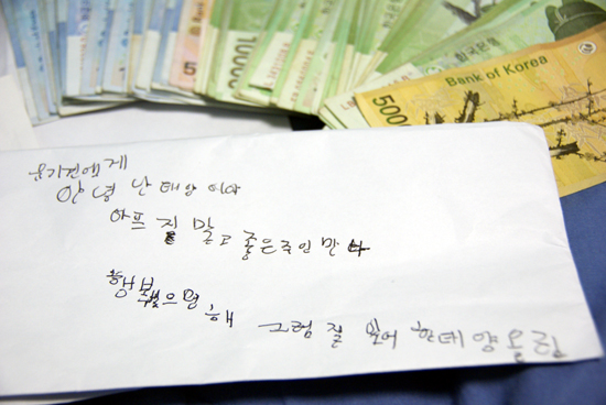 지난 30일 오후 보목부녀회와 청년회의 후원 속에 서귀포 섶섬 ‘구두미포구 프리마켓’이 진행됐다.

3회째를 맞은 이번 프리마켓은 보목지역 아동들의 생동감 넘치는 난타공연과 아이들을 위한 도자기 도예체험, 초보 제주사진전 등이 함께 이벤트로 열렸다.

이날 프리마켓은 많은 판매자들이 함께 나와서 각자가 준비한 판매 상품을 흥겹게 웃으면서 착한 가격에 판매했으며 특히 한 판매자는 자신의 집 앞에서 키운 텃밭 야채로 반찬을 만들어 내다 파는 ‘텃밭장터’를 열어 눈길을 끌기도 했다.

이번 프리마켓의 수익금은 행정기관의 지원 없이 홀로 사비와 후원금으로만 제주의 유기동물 약 100여 마리 이상을 열악한 환경에서 돌봐주고 있는 <행복한 제주 유기동물 쉼터>(행.동.터)에 전달될 예정이다.

앞서 프리마켓 2회째에는 소방관의 순직으로 슬픔에 잠기었던 서귀포 동홍 119 소방센터 직원 및 서귀포 지역 소방센터 대원들이 대기 중 간식으로 컵라면 400개가 전달되었다.

한편, 프리마켓 4회째부터는 부녀회 풍물패공연 및 세계 무형문화재 유네스코 등재 노력의 일환으로 보목지역 해녀들도 함께 참여하는 흥겨운 마당이 계획되어 있다.