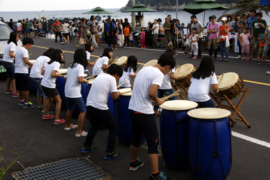 지난 30일 오후 보목부녀회와 청년회의 후원 속에 서귀포 섶섬 ‘구두미포구 프리마켓’이 진행됐다.

3회째를 맞은 이번 프리마켓은 보목지역 아동들의 생동감 넘치는 난타공연과 아이들을 위한 도자기 도예체험, 초보 제주사진전 등이 함께 이벤트로 열렸다.

이날 프리마켓은 많은 판매자들이 함께 나와서 각자가 준비한 판매 상품을 흥겹게 웃으면서 착한 가격에 판매했으며 특히 한 판매자는 자신의 집 앞에서 키운 텃밭 야채로 반찬을 만들어 내다 파는 ‘텃밭장터’를 열어 눈길을 끌기도 했다.

이번 프리마켓의 수익금은 행정기관의 지원 없이 홀로 사비와 후원금으로만 제주의 유기동물 약 100여 마리 이상을 열악한 환경에서 돌봐주고 있는 <행복한 제주 유기동물 쉼터>(행.동.터)에 전달될 예정이다.

앞서 프리마켓 2회째에는 소방관의 순직으로 슬픔에 잠기었던 서귀포 동홍 119 소방센터 직원 및 서귀포 지역 소방센터 대원들이 대기 중 간식으로 컵라면 400개가 전달되었다.

한편, 프리마켓 4회째부터는 부녀회 풍물패공연 및 세계 무형문화재 유네스코 등재 노력의 일환으로 보목지역 해녀들도 함께 참여하는 흥겨운 마당이 계획되어 있다.