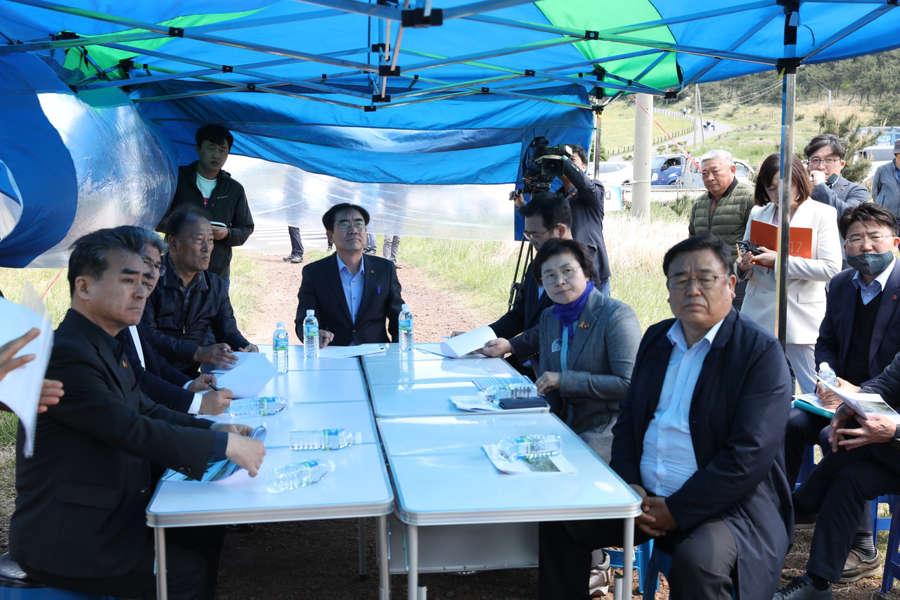 뉴오션타운 개발 부지에 현장방문한 환경도시위원회 의원들(사진=오성희 기자)