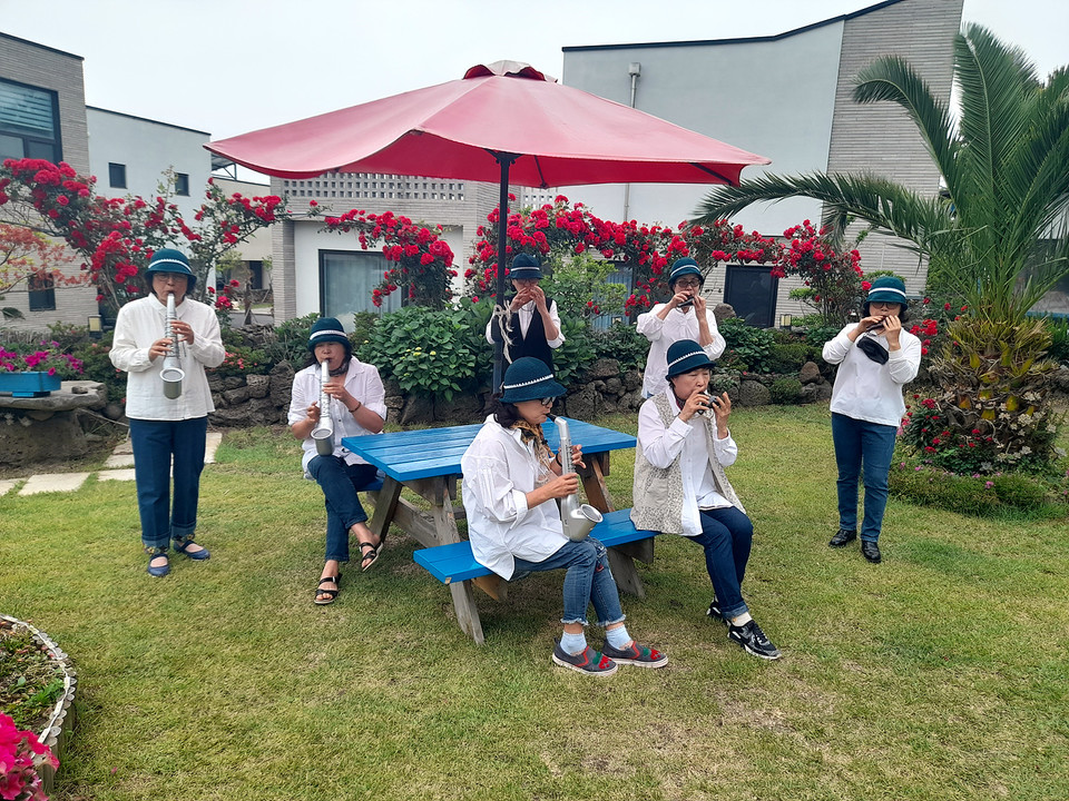 회원들이 마당에서 연습을 하는 장면(사진=장태욱 기자)