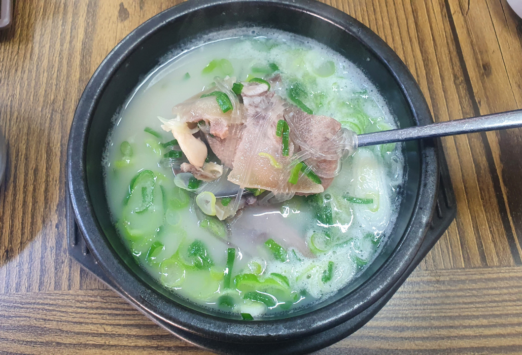 맛집 인증서가 보장하는 국밥의 맛 맛집 인증서가 보장하는 국밥의 맛