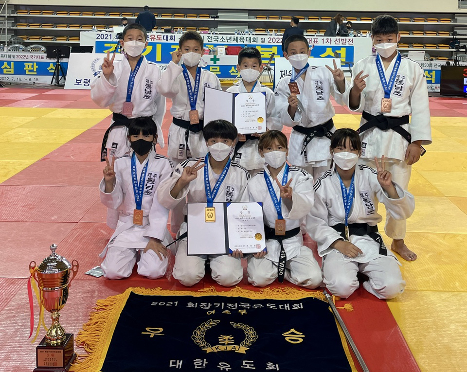 단체전 여성부 우승, 남성부 3위를 차지한 동남초 선수들(사진=서귀포시 유도회 제공)