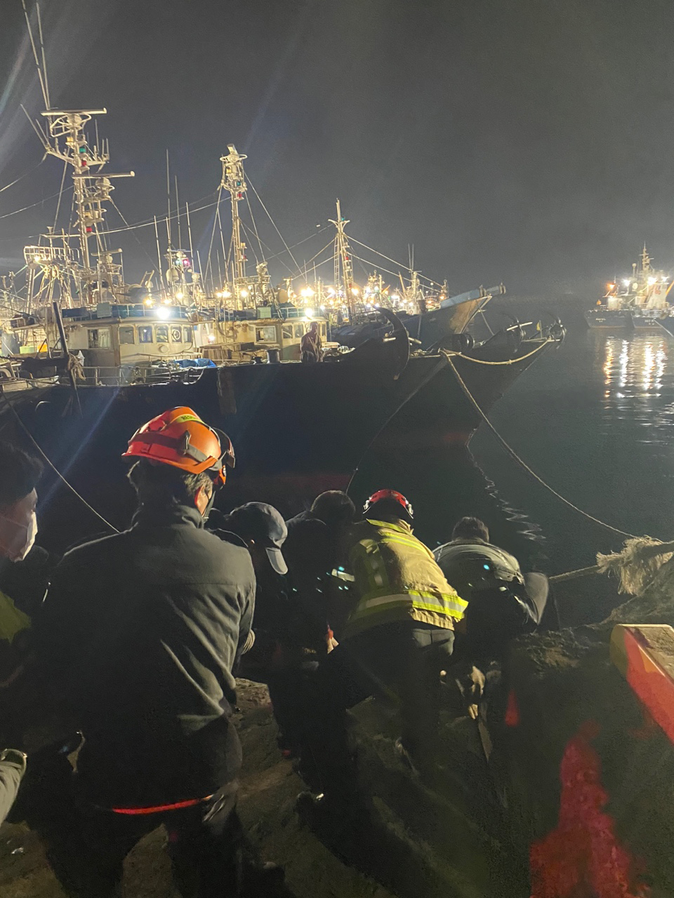 해경 경찰관과 119대원들이 합동으로 익수자를 구조했다.(사진=장태욱)