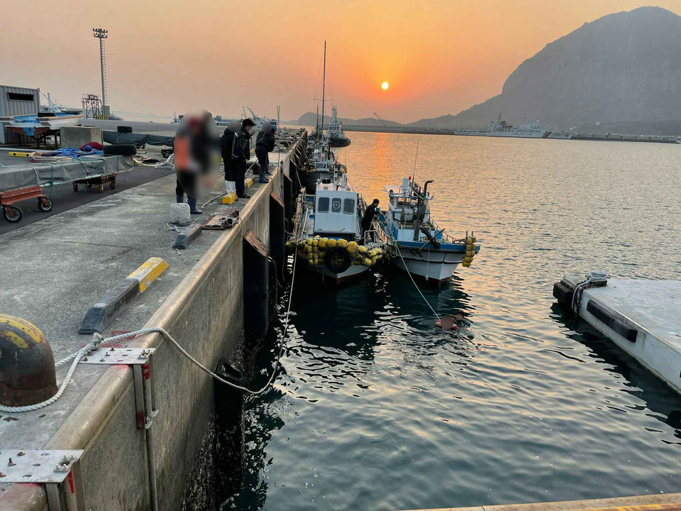 3일 오후, 화순항을 순찰하던 해경 경찰관이 익수자를 발견하고 물에 들어가 구조했다.(사진=서귀포해경 제공)