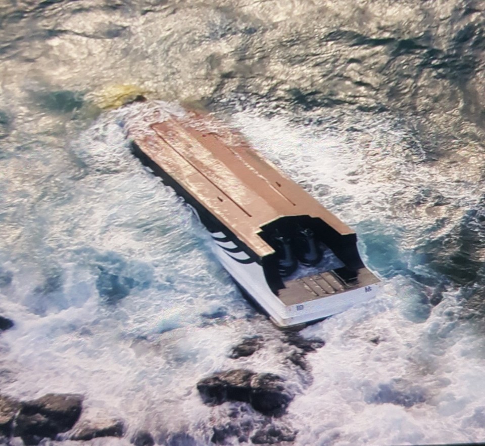 전복된 낚시어선(사진=서귀포해경 제공)