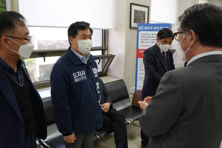 박찬식 도지사 예비후보 측이 4일 더불어민주당 유력 도지사 예비후보 배우자에게 선거법 위반 혐의가 있다며 선관위에 조사 의뢰했다고 밝혔다.(사진=박찬식 예비후보 페이스북 계정)