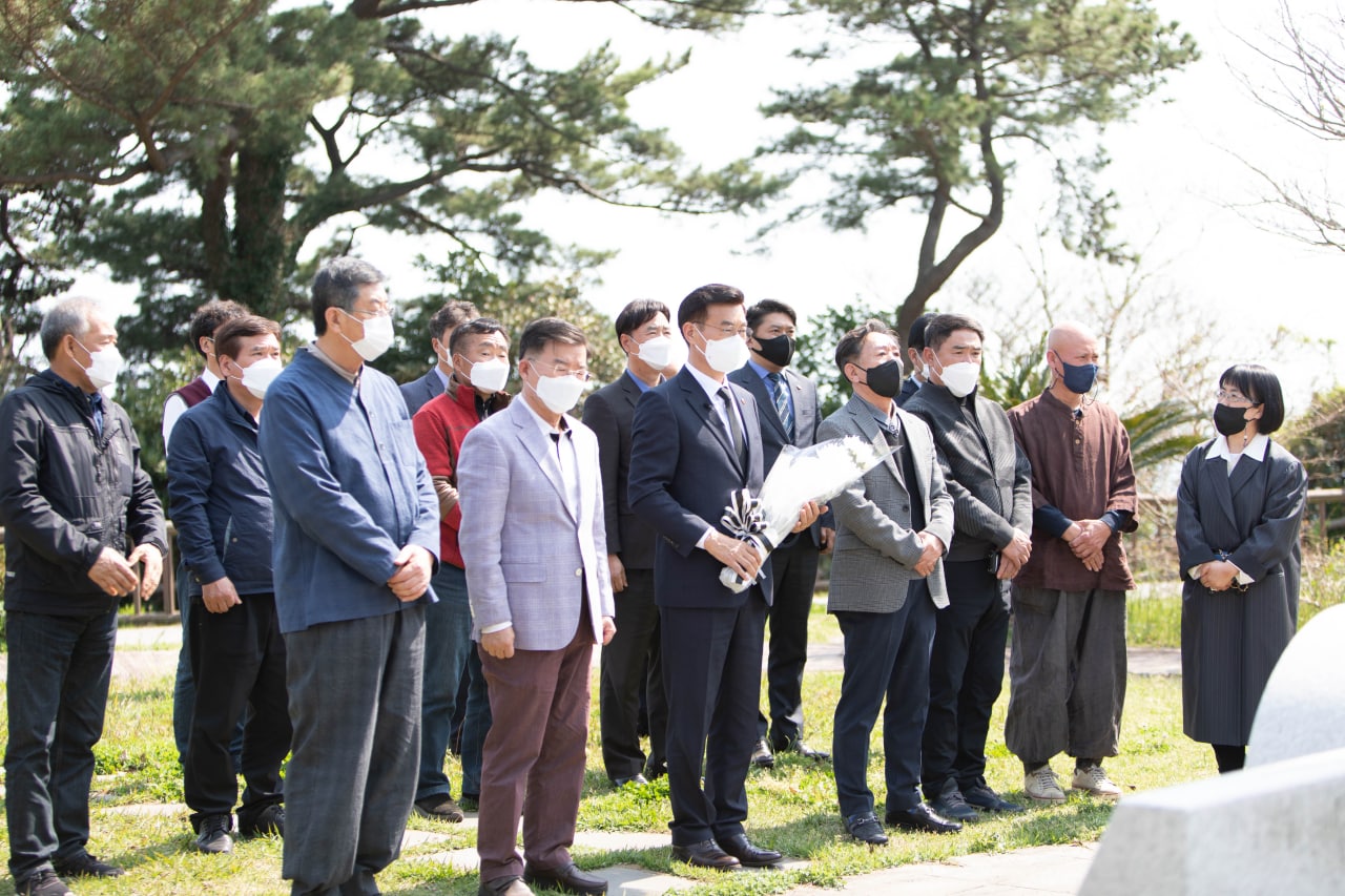 남영호 침몰사고 희생자 위령탑에서 참배하는 모습(사진=오직제주 문대림캠프 제공)