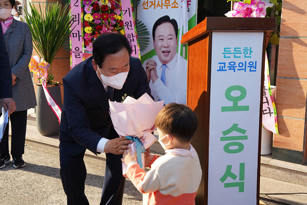 오승식 후보에세 어린이가 선거 승리를 기원하며 꽃다발을 전달하고 있다.(사진=강문혁 기자)