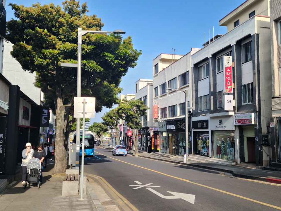 서귀포시 주정로. 구도심 인구가 감소하면서 정방동·중앙동·천지동 선거구는 항상 선거구 조정 대상으로 주목을 받았다.(사진=이화정 인턴기자)