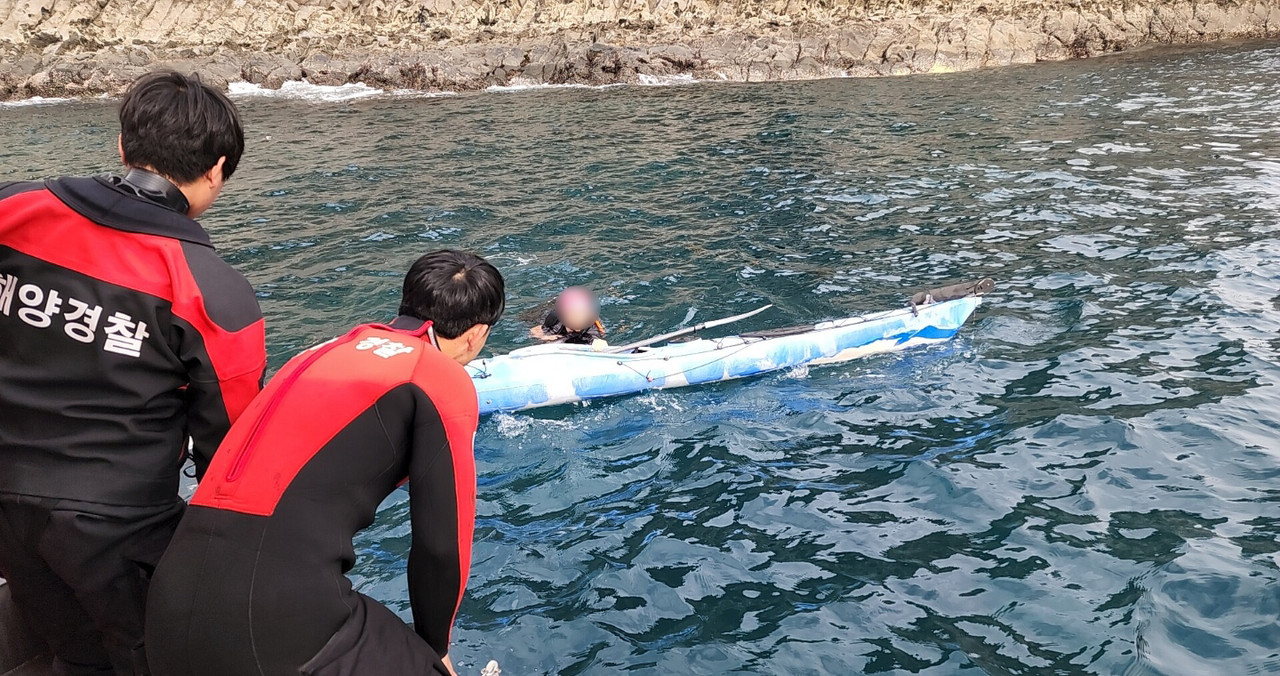 서귀포해경이 구조활동을 하고있다.(사진=서귀포해양경찰서 제공)