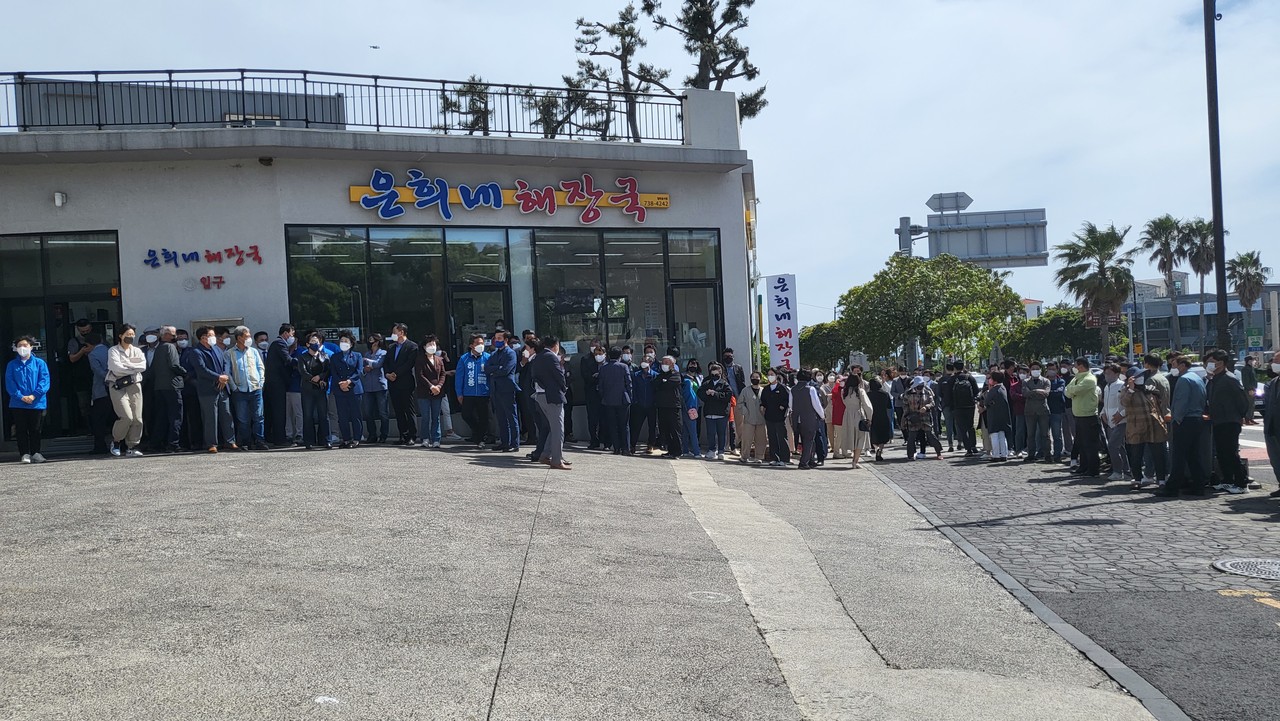 중문 회전 교차로 주변에 모인  주민들이 임정은 후보 정책을 청취하고 있다.(사진=강문혁 기자)