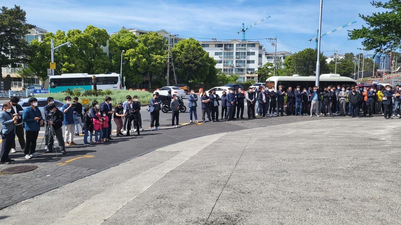 중문 회전 교차로 주변에 모인 주민들이 임정은 후보의 정책을 청취하고 있다.