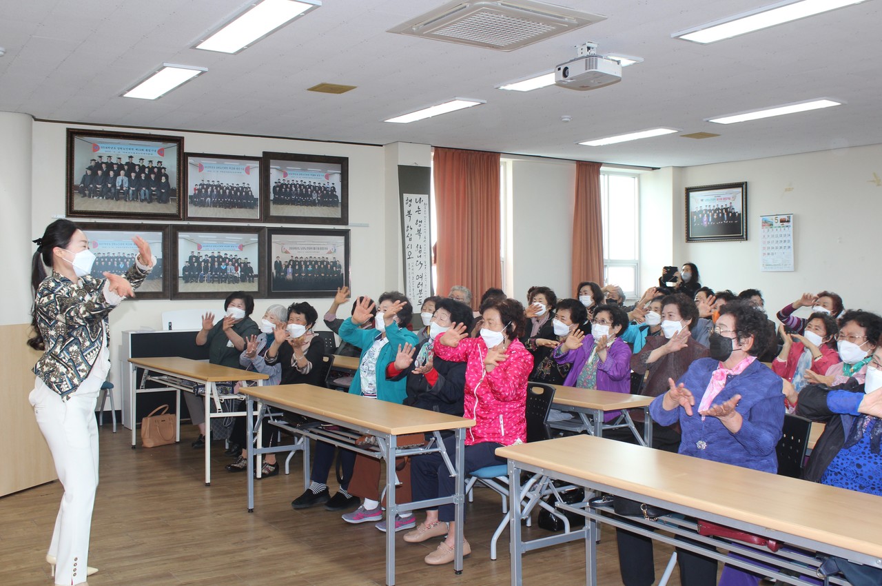 강순미 강사가 ‘웃음폭발!! 웃음치료교육’을 진행했다.(사진=이화정 인턴기자)