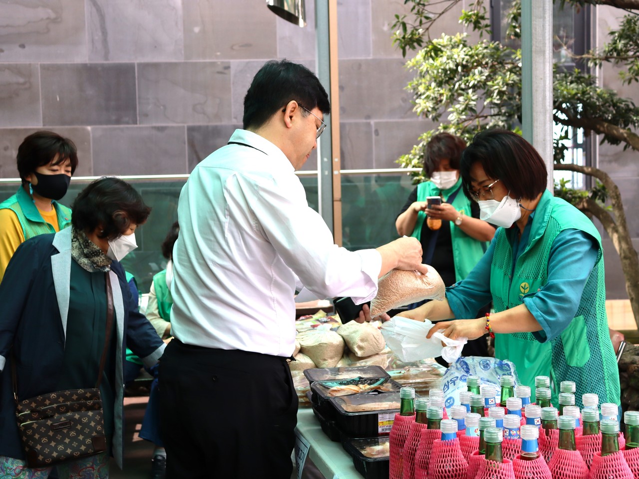 손님이 ‘알뜰나눔 장터’에서 볶은 깨를 사고있다.(사진=이화정 인턴기자)