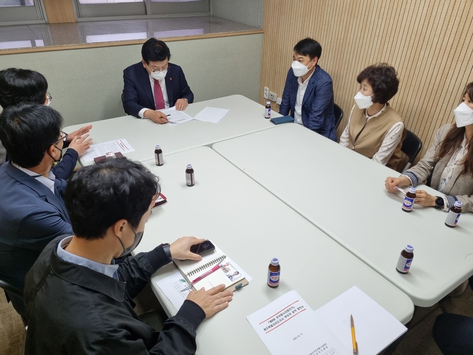 장애인직업재활시설협회 관계자들이 13일 허향진 국민의힘 제주도지사 후보 사무실을 방문했다.(사진=허향진 후보 캠프 제공)