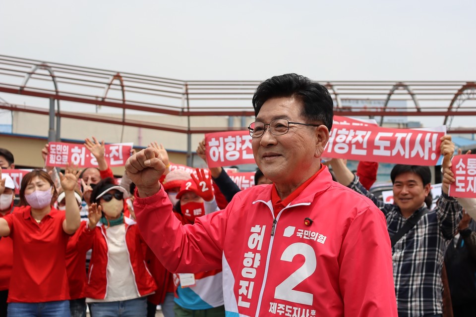 허향진 후보가 19일, 서귀포 향토오일장에서 첫 번째 선거연설을 펼쳤다.(사진=이화정 인턴기자)