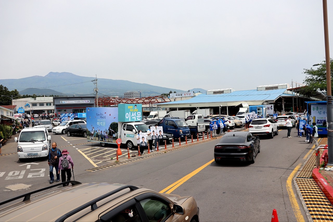 서귀포향토오일시장에서 유세활동을 펼쳤다.(사진=이화정 인턴기자)