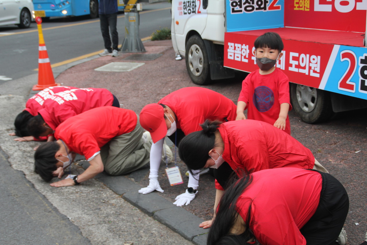 현정화 후보 가족이 주민들에게 큰절을 하고 있다.(사진=강문혁 기자)