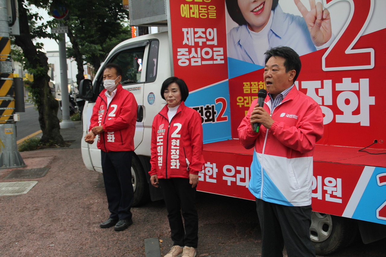 허용진 서귀포시 국민의힘 당협위원장이 찬조연설을 하고 있다;