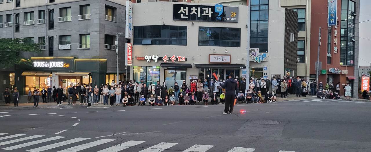 주민들이 현정화 후보의 공약을 경청하고 있다.