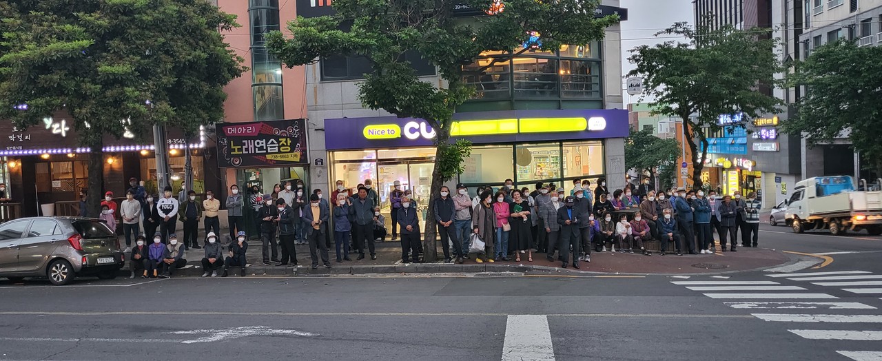 주민들이 현정화 후보 공약을 경청하고 있다.