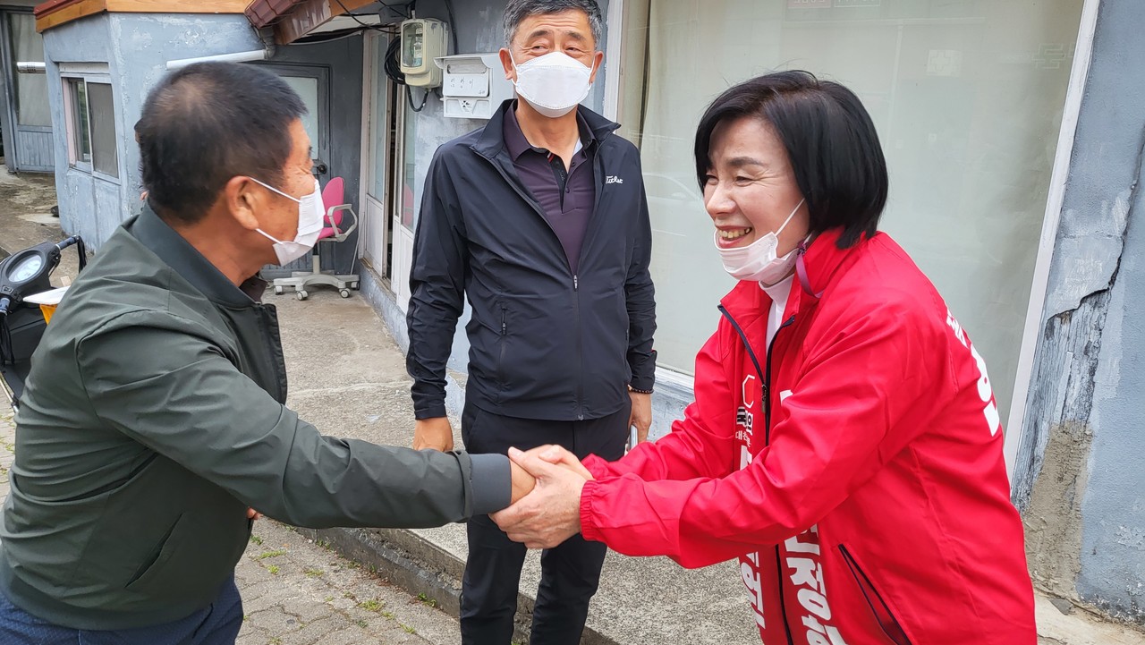 현정화 후보가 유권자에게 인사하고 있다.