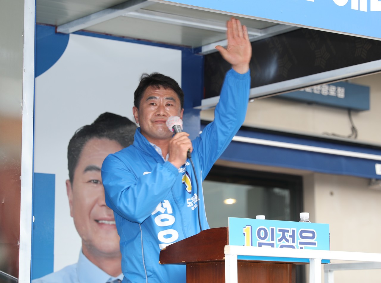 임정은 후보가 중문로터리에서 출정식을 갖고 지지를 호소했다.(사진=오성희 기자)