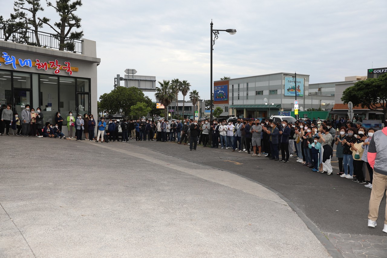 출정식에 참여한 주민들(사진=오성희 기자)