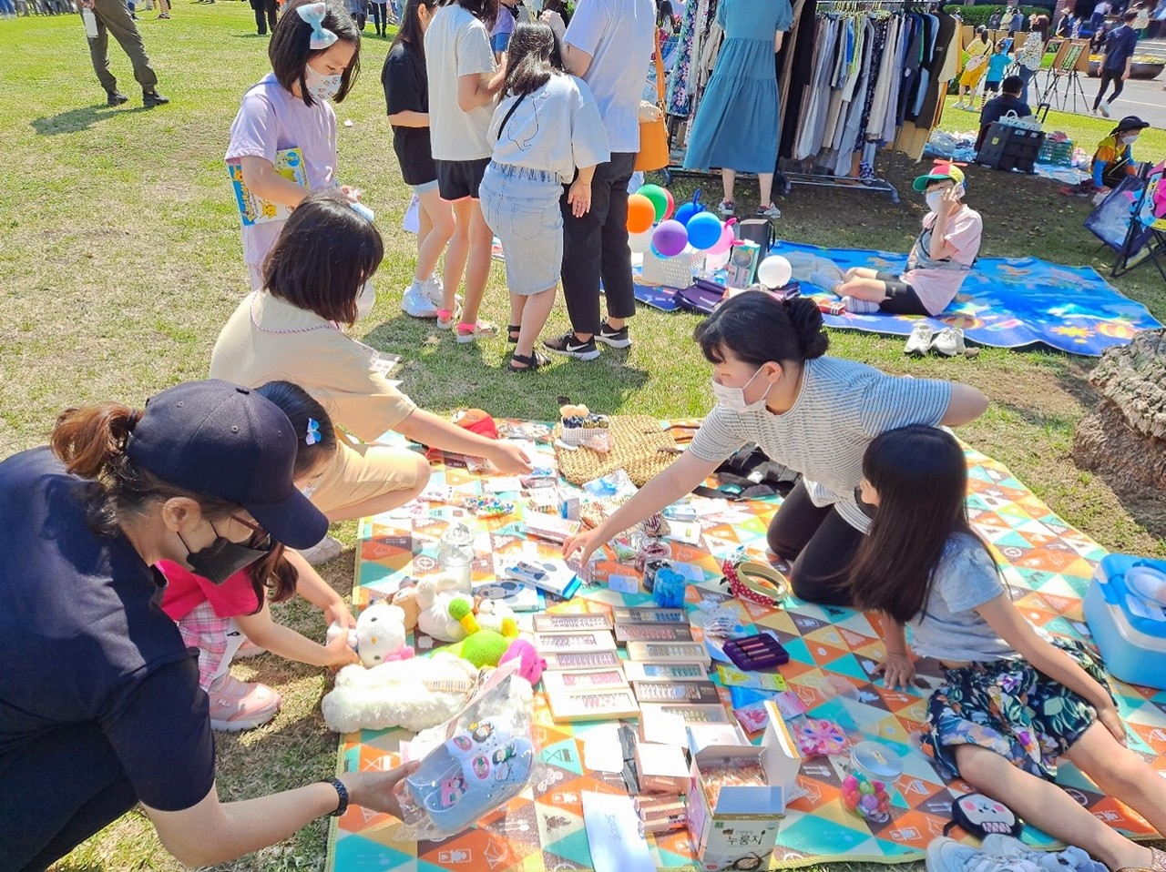 허은별 학생이 플리마켓을 열어 물건을 판매하고 있다.(사진=이화정 인턴기자)