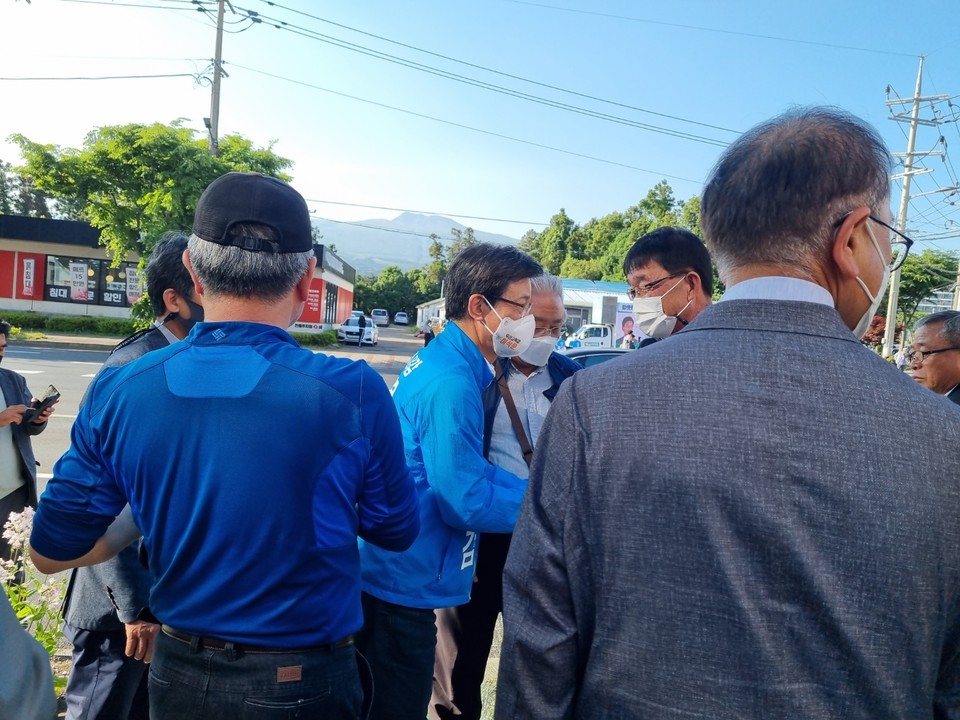 이석문 후보가 지지자와 악수를 나누는 장면(사진=고선심 팀장)