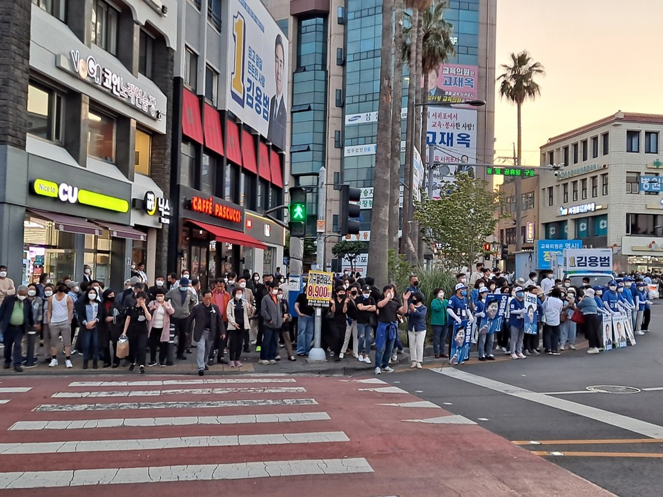 많은 지지자가 모여 오영훈 후보의 출정을 응원했다.(사진=이화정 인턴기자)