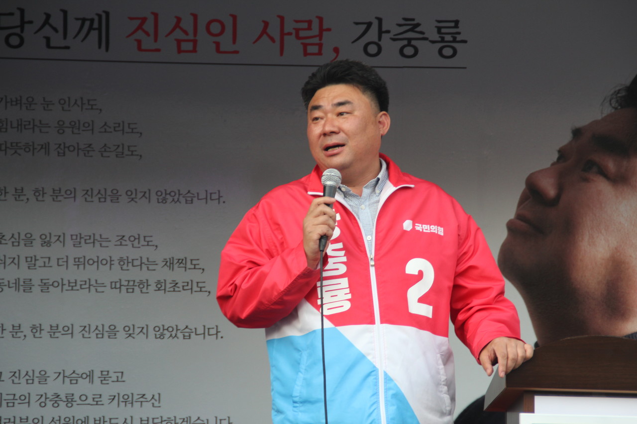 강충룡 후보(효돈‧영천‧송산동 선거구)가 4년간 의정활동 성과를 보고하며 지지를 호소하고 있다.(사진=강문혁 기자)