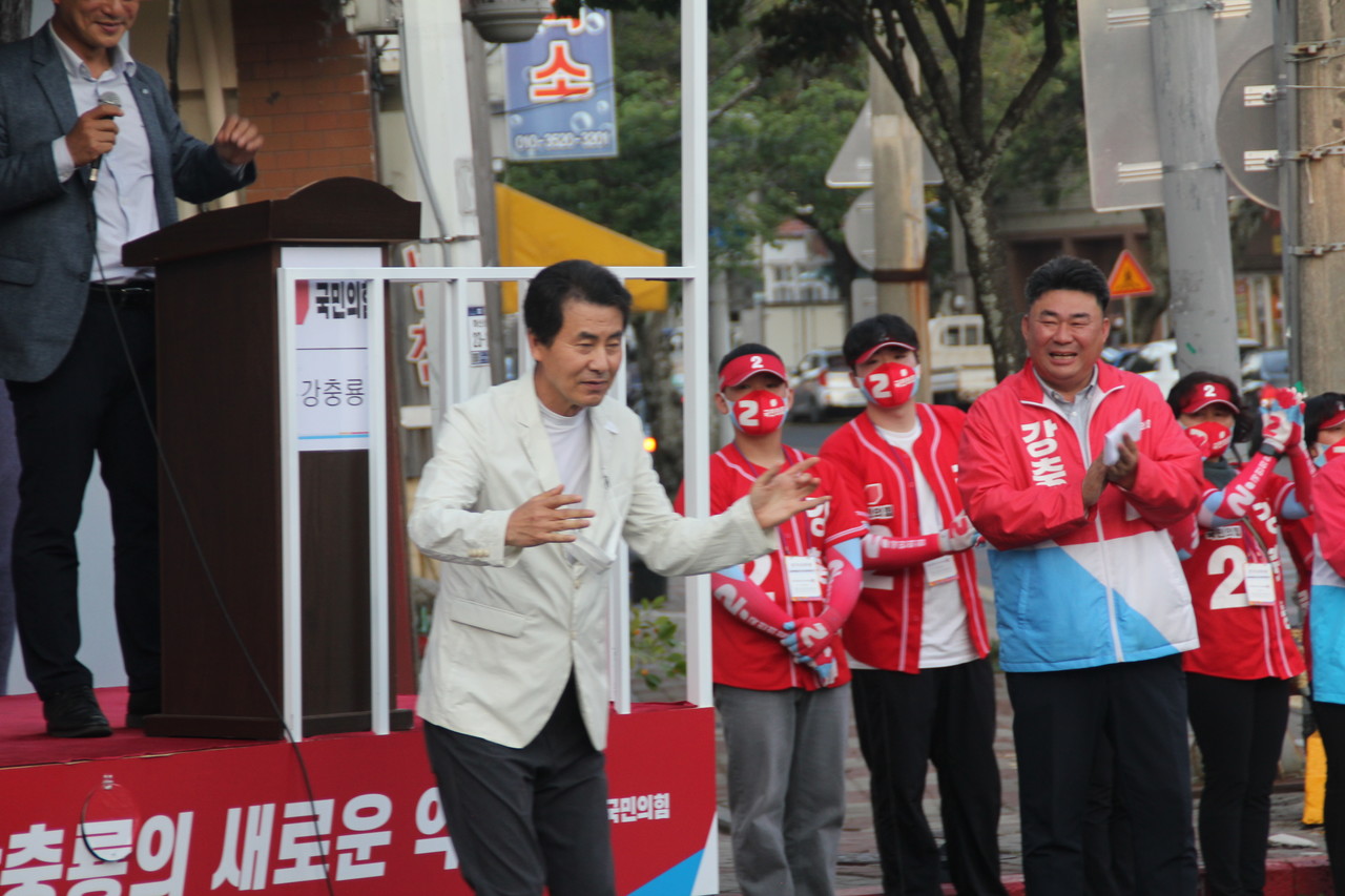 탤런트 김영배 씨가 찬조연설을 마치고 춤을 추고 있다.