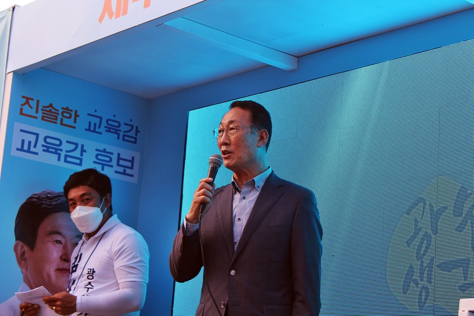 고창근 총괄선대위원장이 23일 서귀포 총력유세에서 김광수 후보를 위해 지원유세를 펼쳤다.(사진=장태욱 기자)