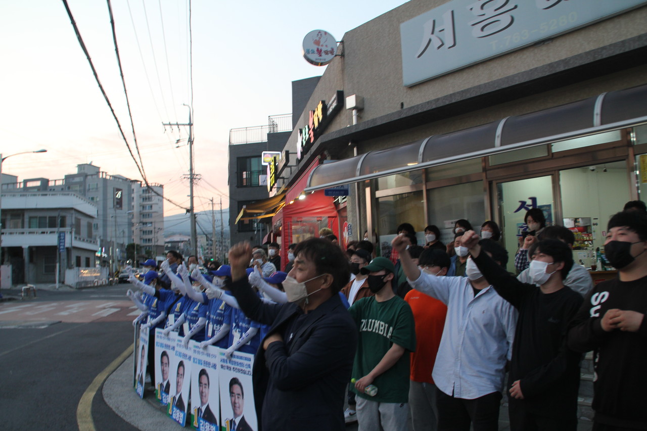 주민들이  “4선이다. 김용범”을 외치고 있다.