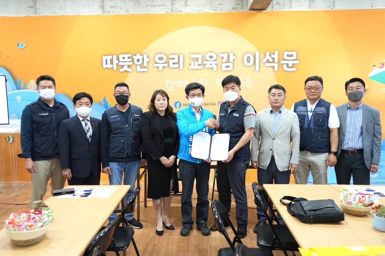 이석문 후보와 한국노총 제주도지역본부가 에 서명했다.(사진=이석문 선거캠프 제공)