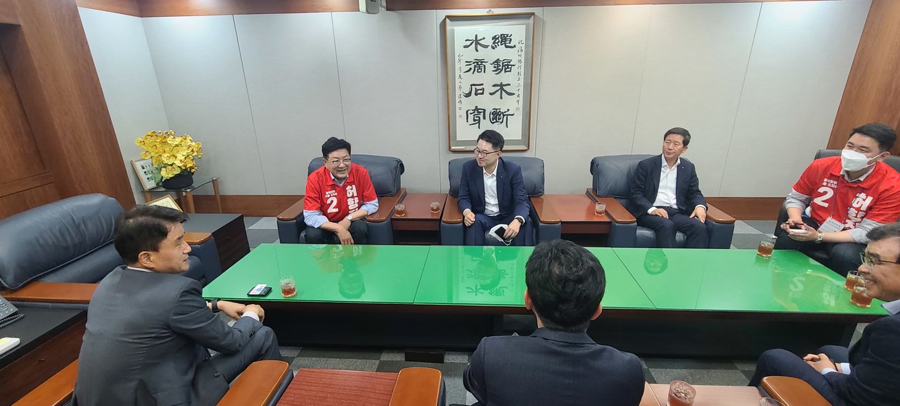 허향진 후보가 제주시 소재 제주은행 본점을 방문해 간담회를 개최했다.(사진=허향진 선거캠프 제공)