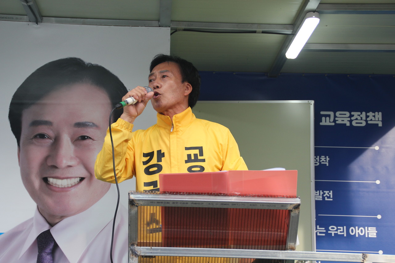 강권식 후보가 동홍동 주민들에게유세를  하고 있다.(사진=강문혁 기자)