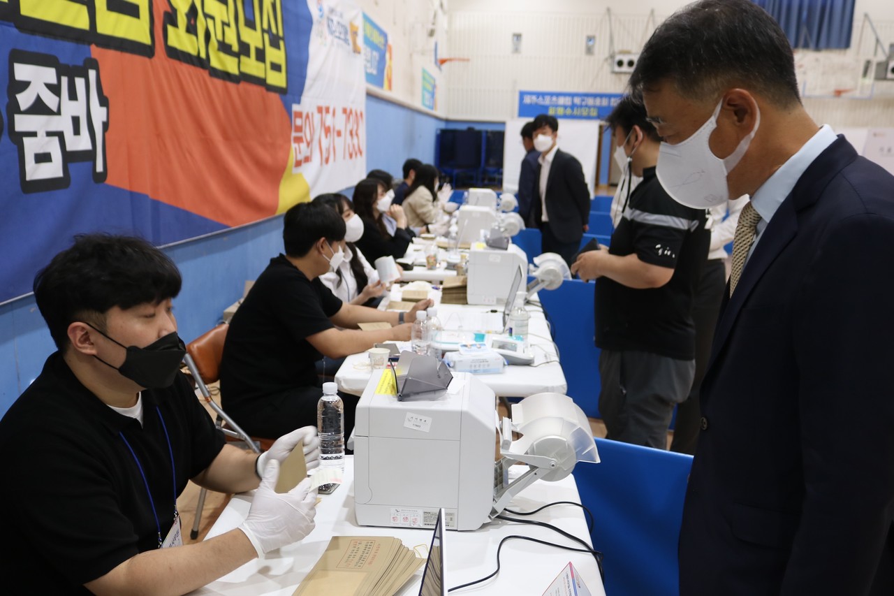 오석준 위원장이 사전투표소를 방문했다.(사진=제주특별자치도선거관리위원회 제공)