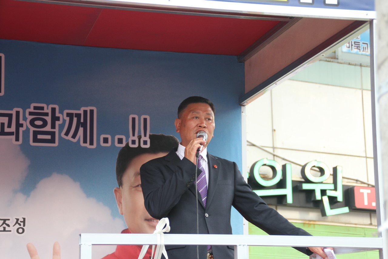 김용범 전 마을회장이 찬조연설을 하고 있다.(사진=강문혁 기자)