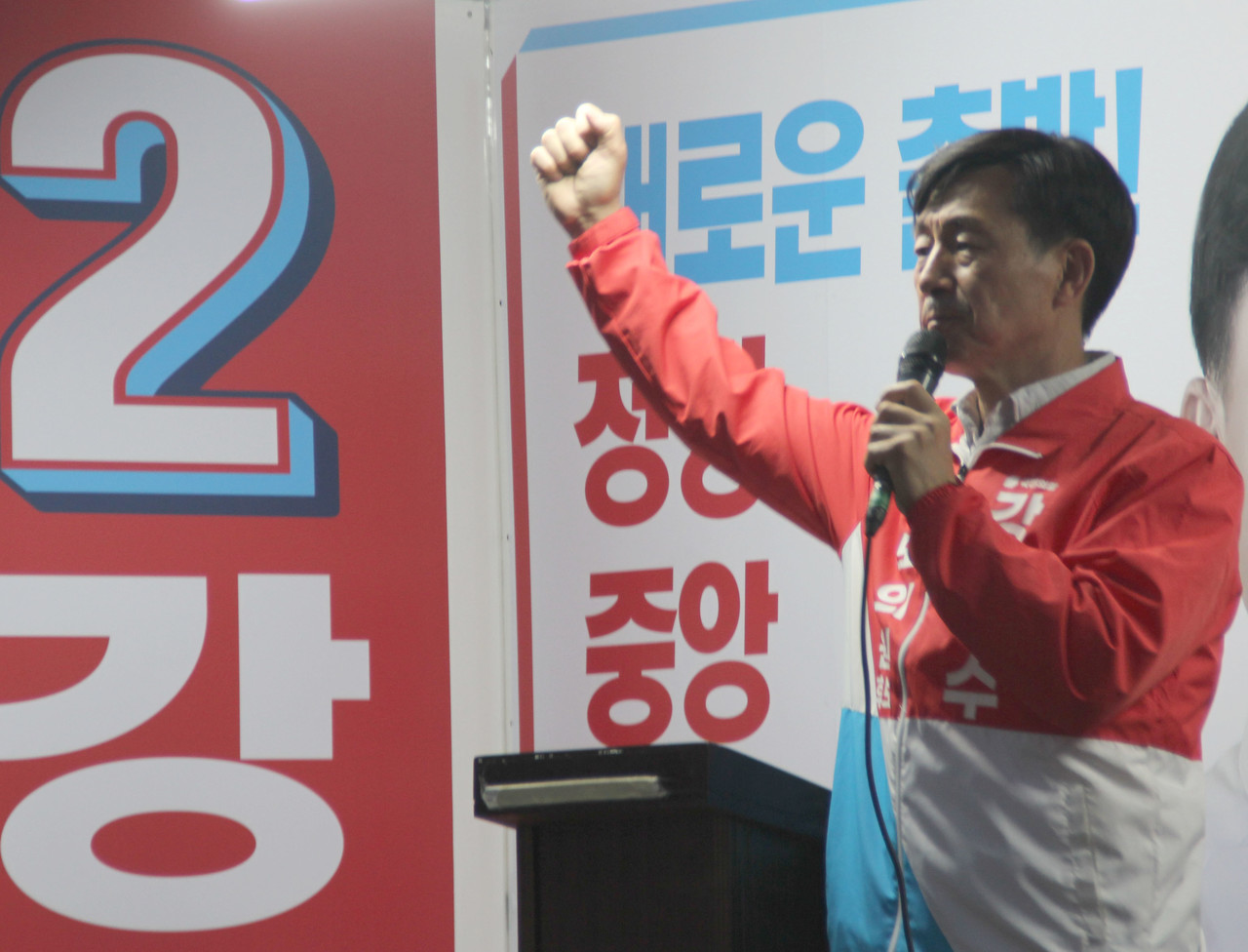 강상수 후보가 유세도중 주먹을 올리며 지지를 호소하고 있다.(사진=강문혁 기자)
