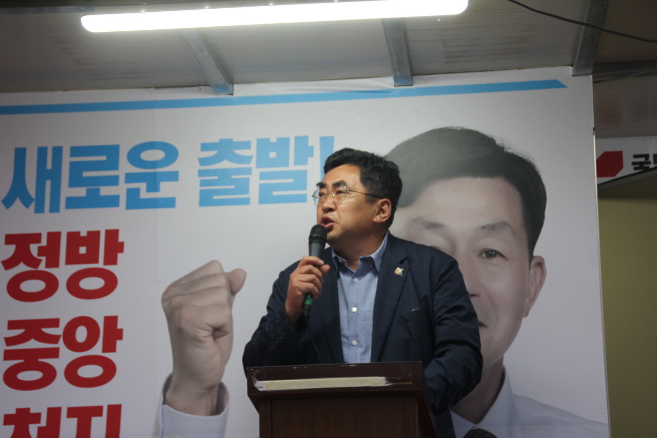 이경용 도의원이 찬조연설을 하고 있다.(사진=강문혁 기자)