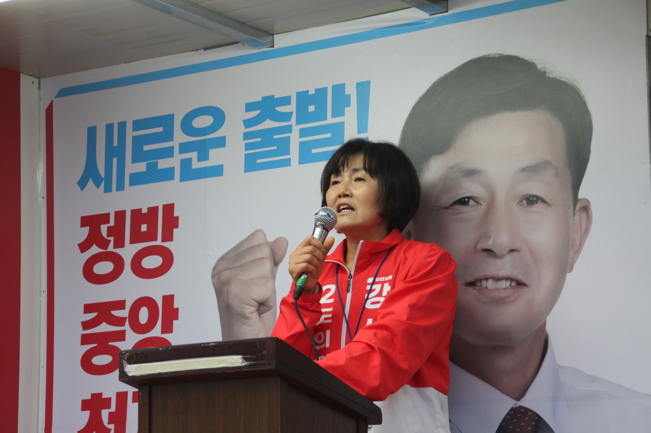 강상수 후보 배우자 진은덕 씨가 찬조연설을 하고 있다. 