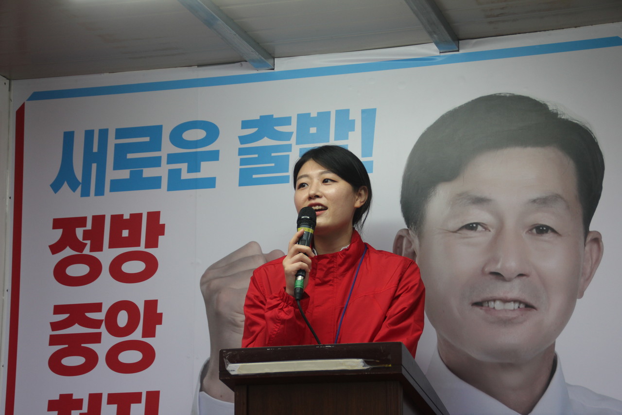 첫째 딸 강지현 양이 찬조 연설을 하고 있다.