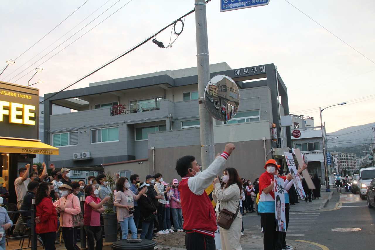 강상수 후보가 유세차에 올라서자 지지자들이 “강상수”를 외치고 있다.