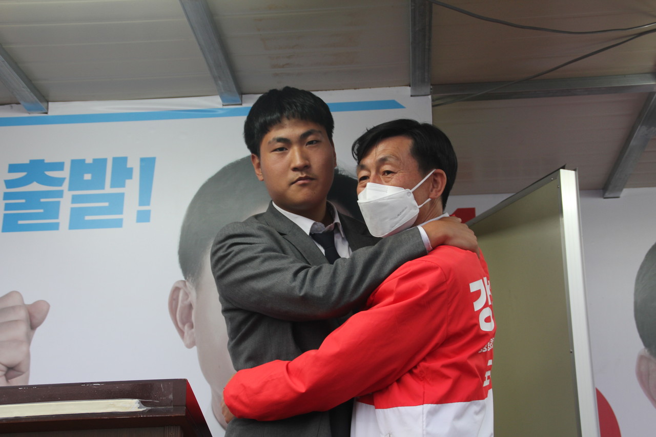 서귀고 이상현군이 연설을 마치고 강 후보와 포옹하고 있다.