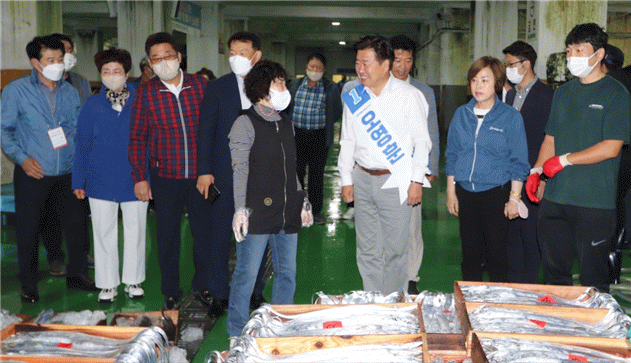 오영훈 후보가 서귀포수협을 찾아 조합장 관계자들과 현장을 둘러봤다.(사진=오영훈캠프 제공)